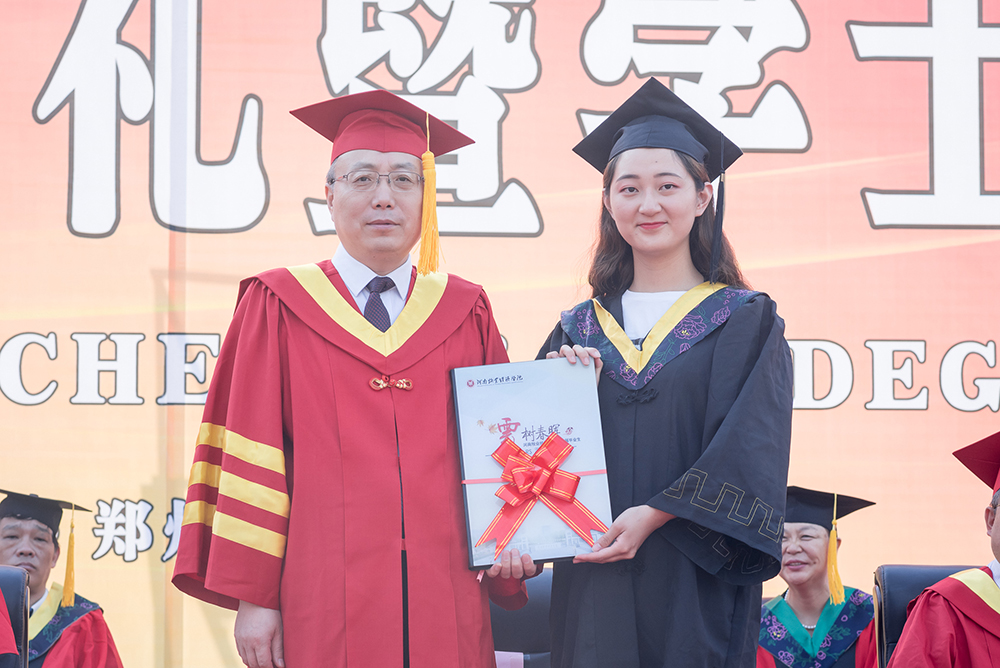 穆瑞杰代表世俱杯买球入口接受纪念册